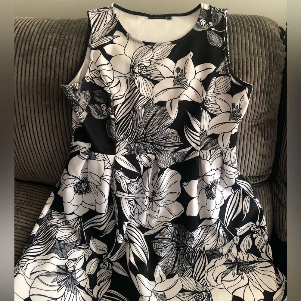 APT 9 BLACK AND WHITE FLARE DRESS